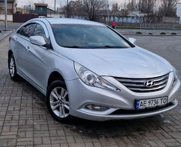 Серый Хендай Соната, объемом двигателя 2 л и пробегом 200 тыс. км за 7300 $, фото 1 на Automoto.ua