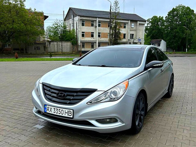Сірий Хендай Соната, об'ємом двигуна 2 л та пробігом 168 тис. км за 8800 $, фото 1 на Automoto.ua
