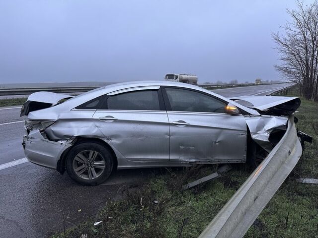 Серый Хендай Соната, объемом двигателя 2 л и пробегом 116 тыс. км за 3500 $, фото 1 на Automoto.ua