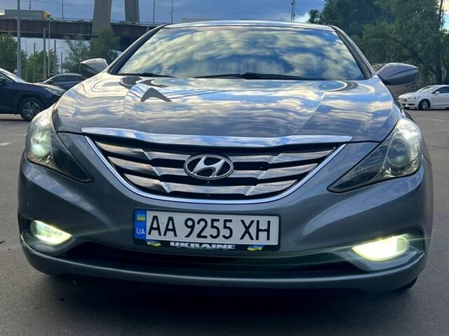 Серый Хендай Соната, объемом двигателя 2 л и пробегом 170 тыс. км за 9800 $, фото 1 на Automoto.ua