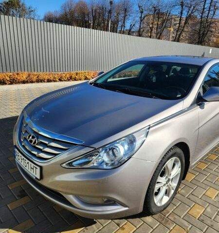 Серый Хендай Соната, объемом двигателя 2 л и пробегом 185 тыс. км за 8600 $, фото 1 на Automoto.ua