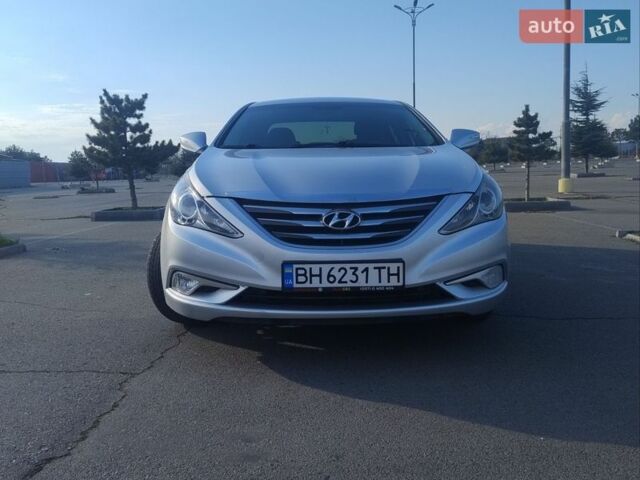 Серый Хендай Соната, объемом двигателя 2 л и пробегом 370 тыс. км за 6700 $, фото 1 на Automoto.ua