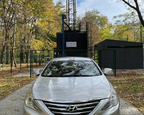 Сірий Хендай Соната, об'ємом двигуна 2 л та пробігом 270 тис. км за 7000 $, фото 1 на Automoto.ua