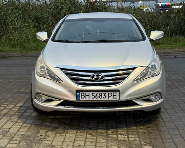 Серый Хендай Соната, объемом двигателя 2 л и пробегом 240 тыс. км за 6000 $, фото 1 на Automoto.ua