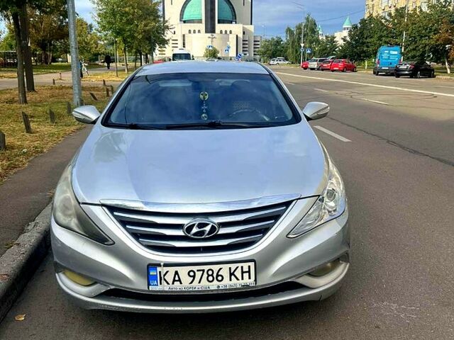 Хендай Соната 2013 в Киеве на Automoto.ua Серый Хендай Соната, объемом двигателя 2 л и пробегом 670 тыс. км за 4900 $, фото 1 на Automoto.ua