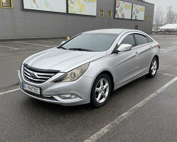 Серый Хендай Соната, объемом двигателя 2 л и пробегом 373 тыс. км за 7300 $, фото 1 на Automoto.ua
