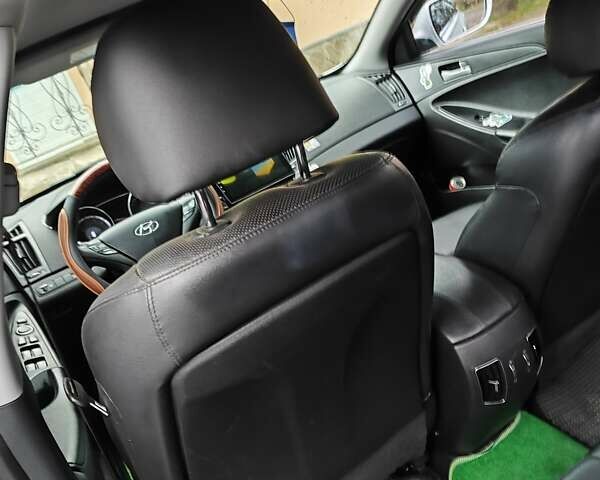 Сірий Хендай Соната, об'ємом двигуна 2 л та пробігом 240 тис. км за 8500 $, фото 1 на Automoto.ua