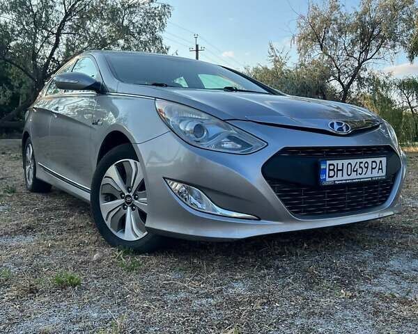 Серый Хендай Соната, объемом двигателя 2.36 л и пробегом 250 тыс. км за 9999 $, фото 1 на Automoto.ua