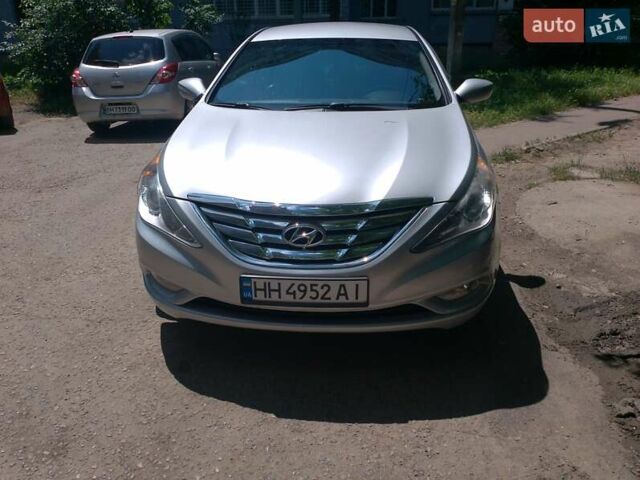Сірий Хендай Соната, об'ємом двигуна 2.4 л та пробігом 150 тис. км за 8100 $, фото 1 на Automoto.ua