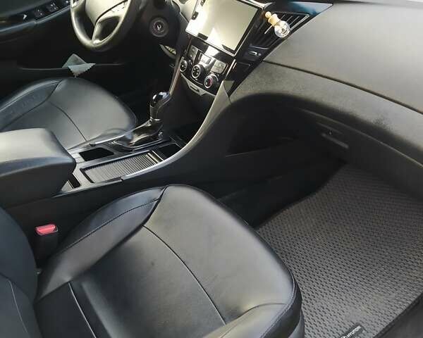 Сірий Хендай Соната, об'ємом двигуна 2 л та пробігом 195 тис. км за 9800 $, фото 1 на Automoto.ua