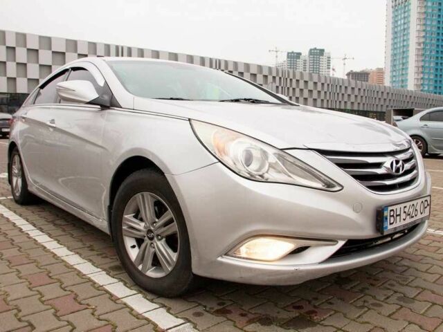 Серый Хендай Соната, объемом двигателя 2 л и пробегом 210 тыс. км за 7199 $, фото 1 на Automoto.ua