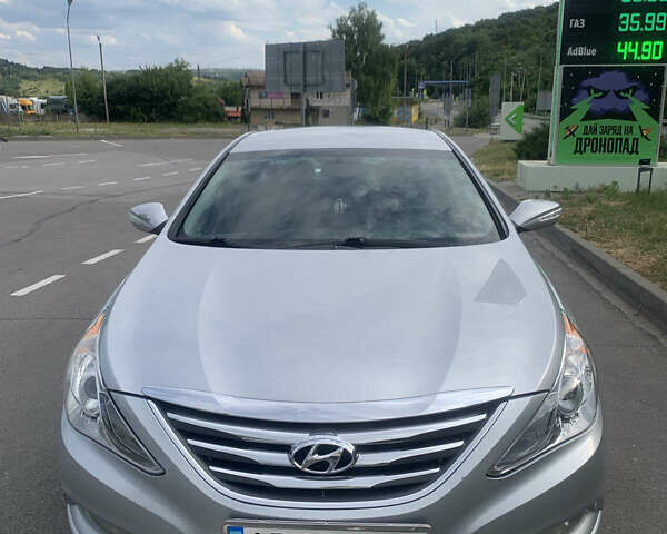 Сірий Хендай Соната, об'ємом двигуна 2 л та пробігом 120 тис. км за 9000 $, фото 1 на Automoto.ua
