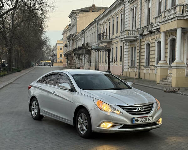 Серый Хендай Соната, объемом двигателя 2 л и пробегом 300 тыс. км за 7999 $, фото 1 на Automoto.ua