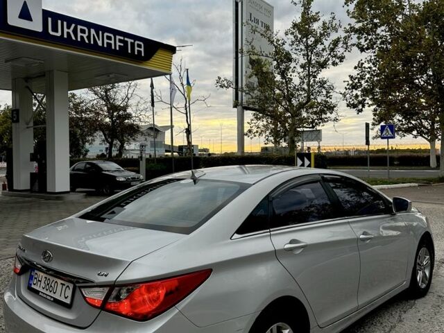 Сірий Хендай Соната, об'ємом двигуна 2 л та пробігом 305 тис. км за 6900 $, фото 1 на Automoto.ua