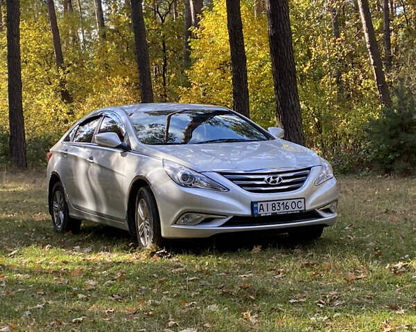 Серый Хендай Соната, объемом двигателя 2 л и пробегом 303 тыс. км за 10000 $, фото 1 на Automoto.ua