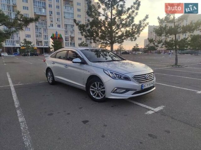 Серый Хендай Соната, объемом двигателя 2 л и пробегом 399 тыс. км за 9800 $, фото 1 на Automoto.ua