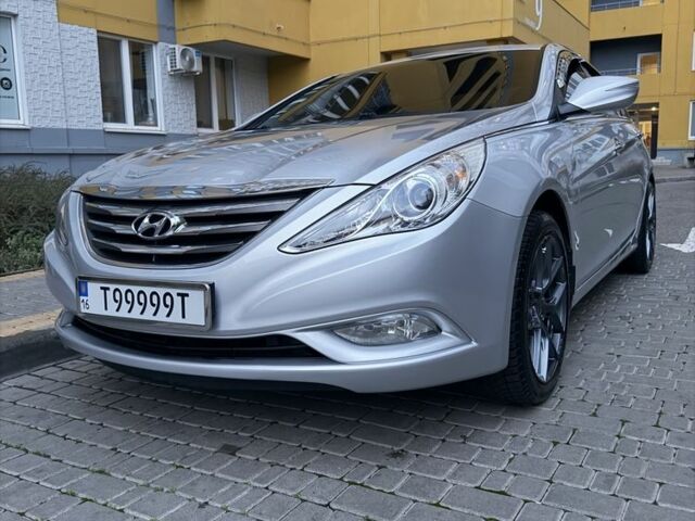 Серый Хендай Соната, объемом двигателя 2 л и пробегом 320 тыс. км за 7200 $, фото 1 на Automoto.ua