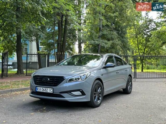 Серый Хендай Соната, объемом двигателя 2 л и пробегом 300 тыс. км за 12000 $, фото 1 на Automoto.ua