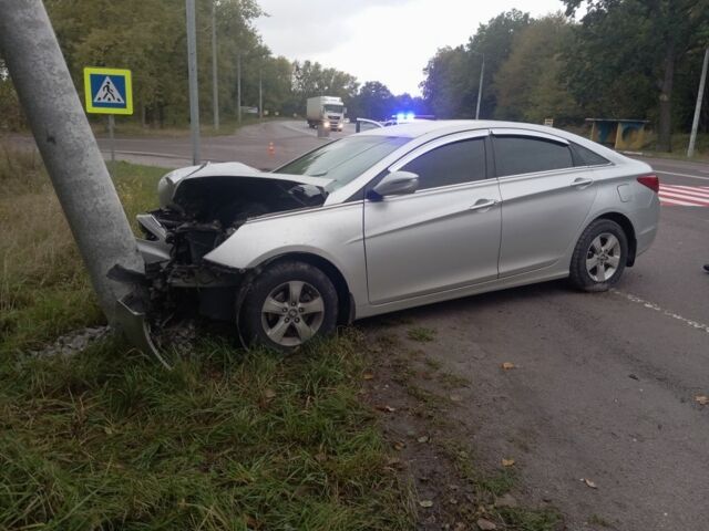 Серый Хендай Соната, объемом двигателя 2 л и пробегом 250 тыс. км за 3500 $, фото 1 на Automoto.ua