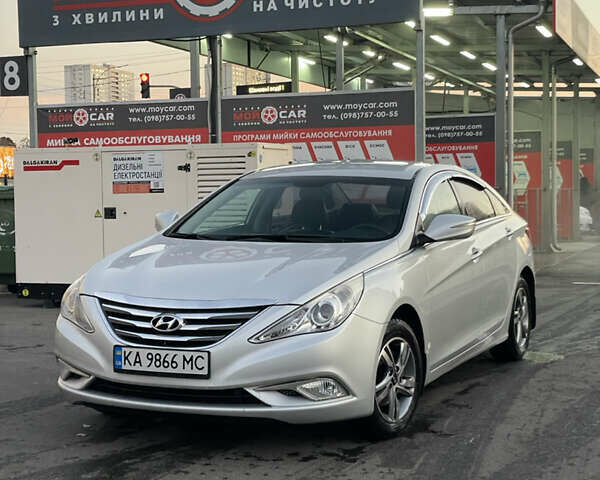 Серый Хендай Соната, объемом двигателя 2 л и пробегом 211 тыс. км за 7499 $, фото 1 на Automoto.ua