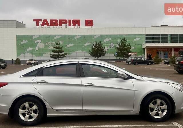 Серый Хендай Соната, объемом двигателя 2 л и пробегом 192 тыс. км за 8400 $, фото 1 на Automoto.ua