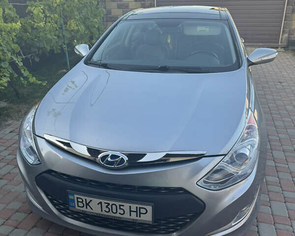 Сірий Хендай Соната, об'ємом двигуна 2.36 л та пробігом 101 тис. км за 11300 $, фото 1 на Automoto.ua