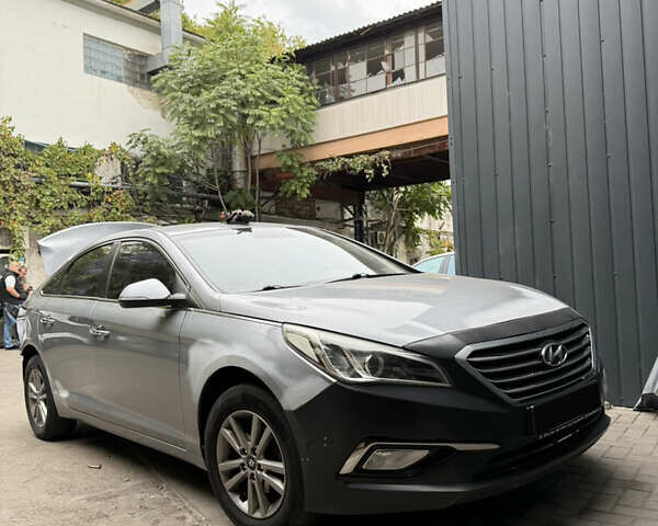 Сірий Хендай Соната, об'ємом двигуна 2 л та пробігом 315 тис. км за 5500 $, фото 1 на Automoto.ua