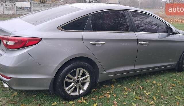 Серый Хендай Соната, объемом двигателя 2 л и пробегом 250 тыс. км за 10000 $, фото 1 на Automoto.ua