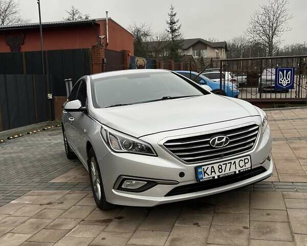 Серый Хендай Соната, объемом двигателя 2 л и пробегом 405 тыс. км за 7999 $, фото 1 на Automoto.ua
