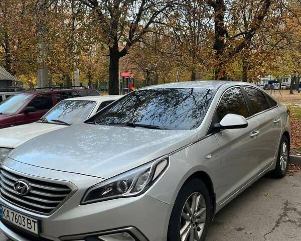 Сірий Хендай Соната, об'ємом двигуна 2 л та пробігом 350 тис. км за 9700 $, фото 1 на Automoto.ua