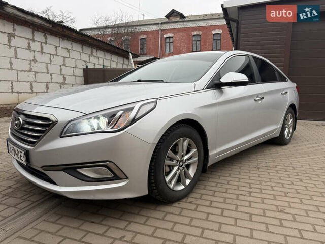 Серый Хендай Соната, объемом двигателя 2 л и пробегом 180 тыс. км за 10000 $, фото 1 на Automoto.ua