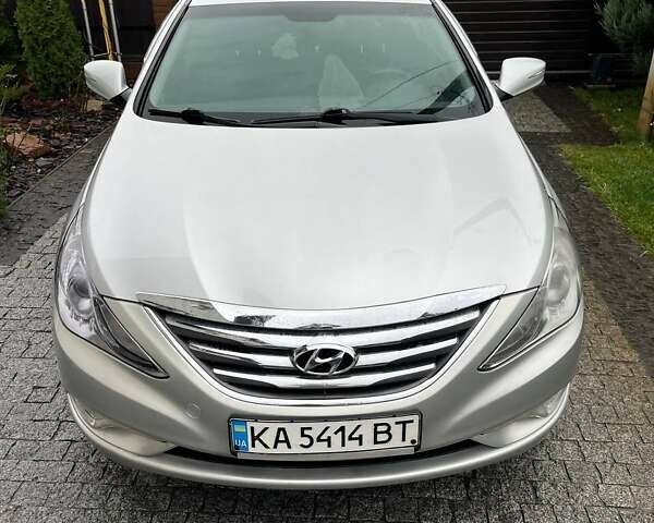 Серый Хендай Соната, объемом двигателя 2 л и пробегом 240 тыс. км за 8100 $, фото 1 на Automoto.ua