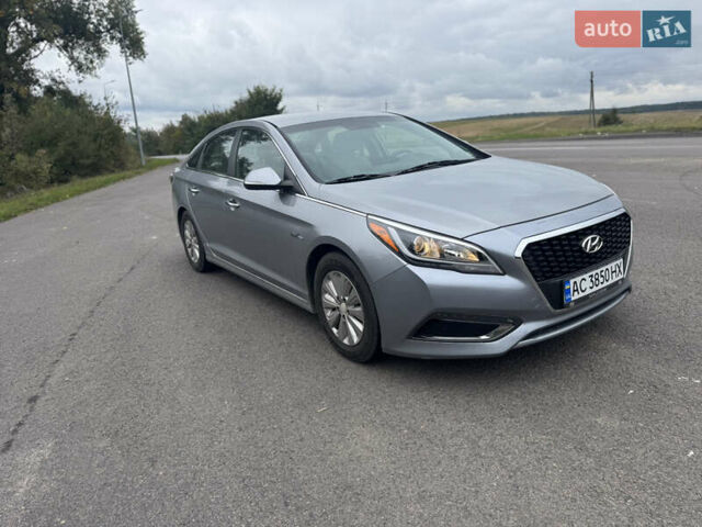 Серый Хендай Соната, объемом двигателя 2 л и пробегом 125 тыс. км за 11500 $, фото 1 на Automoto.ua