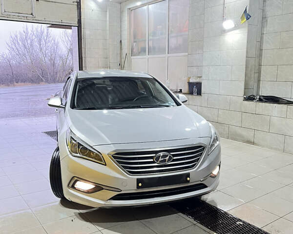 Серый Хендай Соната, объемом двигателя 2 л и пробегом 370 тыс. км за 11000 $, фото 1 на Automoto.ua