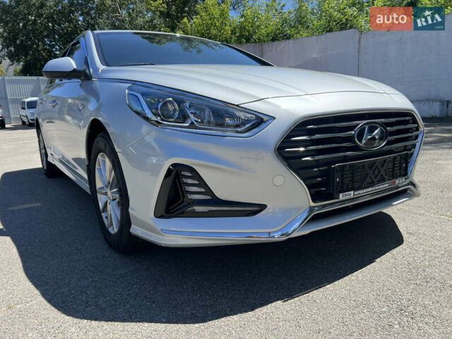 Серый Хендай Соната, объемом двигателя 2 л и пробегом 350 тыс. км за 11700 $, фото 1 на Automoto.ua