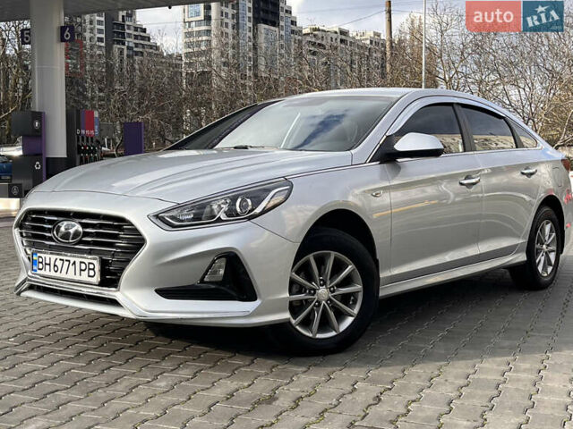 Серый Хендай Соната, объемом двигателя 2 л и пробегом 165 тыс. км за 12900 $, фото 1 на Automoto.ua