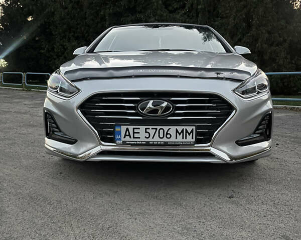 Сірий Хендай Соната, об'ємом двигуна 2.4 л та пробігом 110 тис. км за 12700 $, фото 1 на Automoto.ua