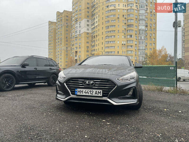 Серый Хендай Соната, объемом двигателя 2 л и пробегом 192 тыс. км за 12900 $, фото 1 на Automoto.ua