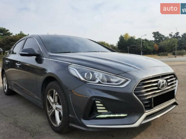 Серый Хендай Соната, объемом двигателя 2 л и пробегом 285 тыс. км за 9300 $, фото 1 на Automoto.ua