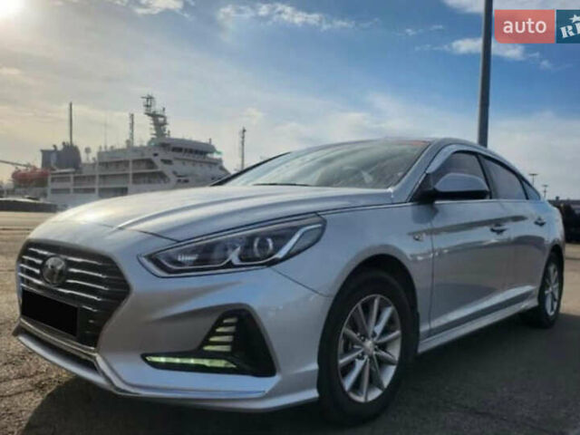 Сірий Хендай Соната, об'ємом двигуна 2 л та пробігом 280 тис. км за 8800 $, фото 1 на Automoto.ua
