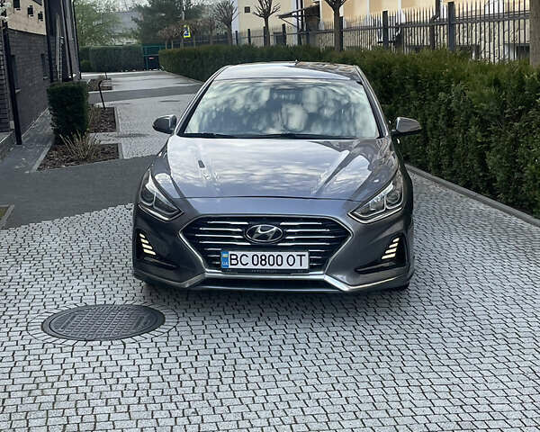 Серый Хендай Соната, объемом двигателя 2.4 л и пробегом 140 тыс. км за 13950 $, фото 1 на Automoto.ua