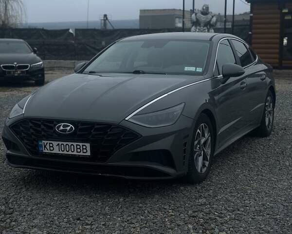 Серый Хендай Соната, объемом двигателя 2.5 л и пробегом 130 тыс. км за 18499 $, фото 1 на Automoto.ua