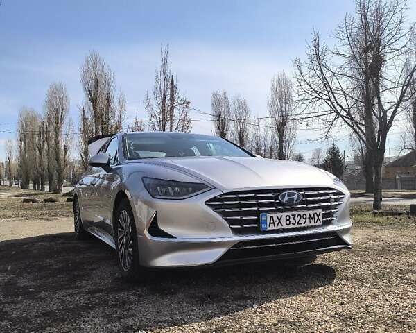 Серый Хендай Соната, объемом двигателя 2 л и пробегом 65 тыс. км за 21500 $, фото 1 на Automoto.ua