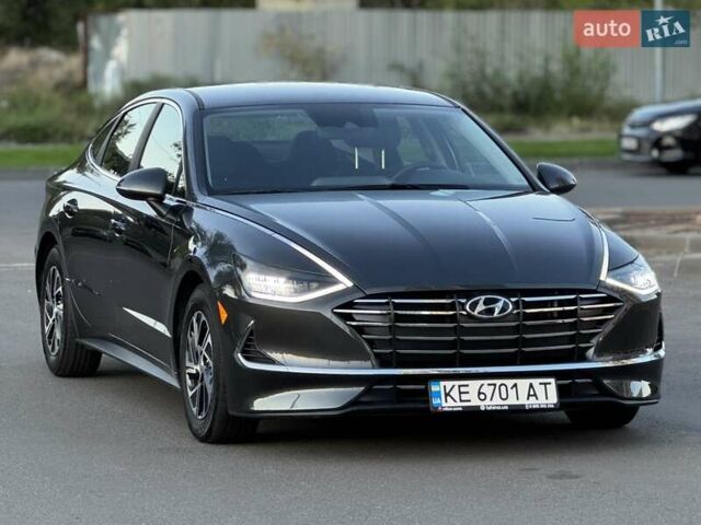Сірий Хендай Соната, об'ємом двигуна 2 л та пробігом 108 тис. км за 22500 $, фото 1 на Automoto.ua