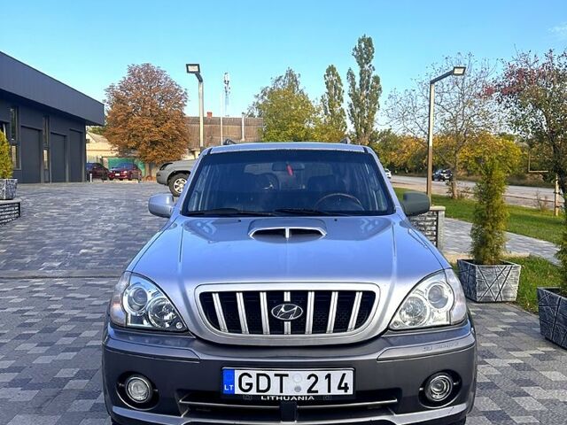 Серый Хендай Терракан, объемом двигателя 2.9 л и пробегом 300 тыс. км за 3700 $, фото 1 на Automoto.ua