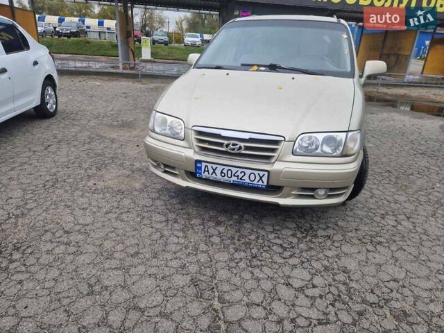 Бежевый Хендай Траджет, объемом двигателя 2 л и пробегом 240 тыс. км за 4750 $, фото 1 на Automoto.ua