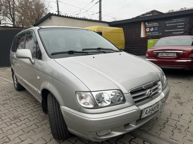 Серый Хендай Траджет, объемом двигателя 2 л и пробегом 280 тыс. км за 3300 $, фото 1 на Automoto.ua