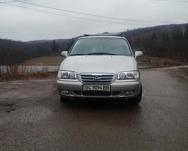 Серый Хендай Траджет, объемом двигателя 1.98 л и пробегом 200 тыс. км за 2900 $, фото 1 на Automoto.ua