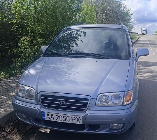 Синий Хендай Траджет, объемом двигателя 2 л и пробегом 235 тыс. км за 3400 $, фото 1 на Automoto.ua
