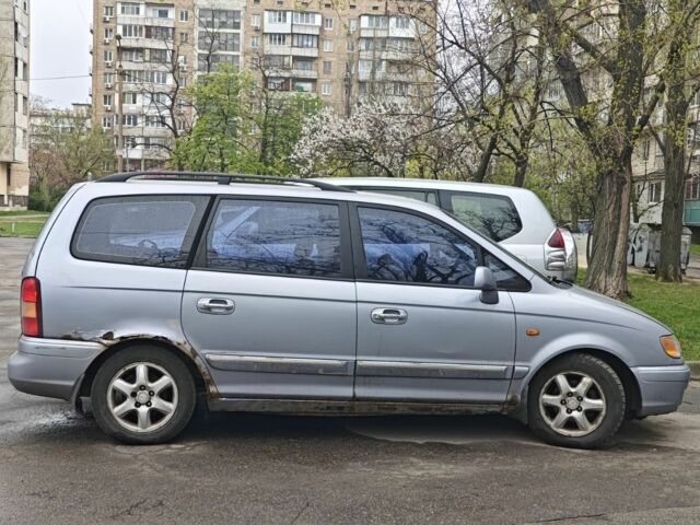 Синий Хендай Траджет, объемом двигателя 2 л и пробегом 350 тыс. км за 2000 $, фото 1 на Automoto.ua